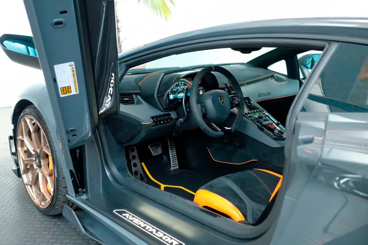 Black Floor Mats for Lamborghini Huracan Sterrato (2023-2024) with Italian Flag | White Trim - AutoWin.EU